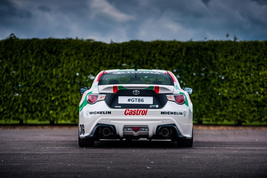  Toyota GT 86 Castrol Toyota Celica GT-Four 2015 года  (фото 4 из 11)